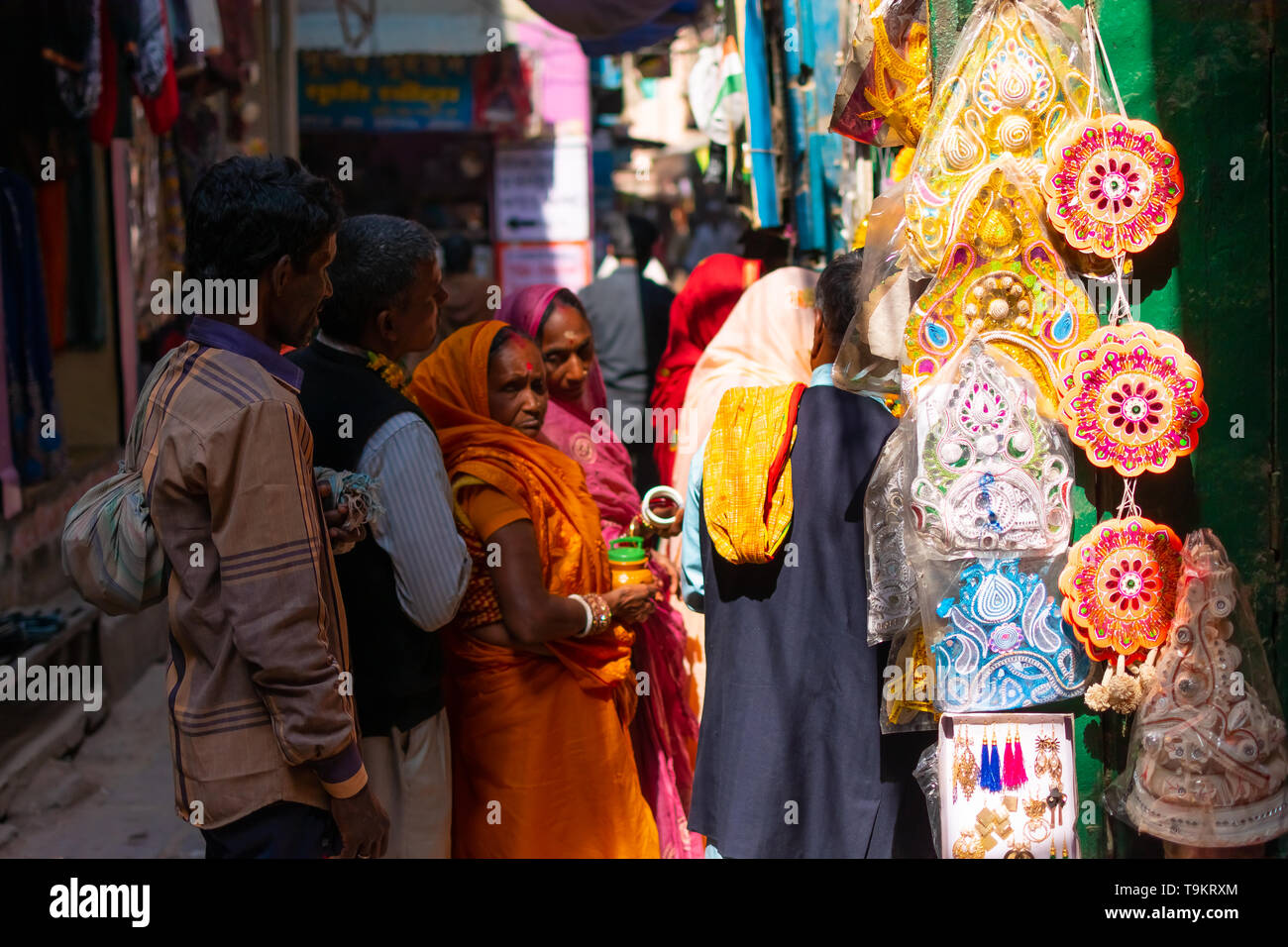 Kleine Glocken hängen im Souvenirshop in Varanasi mit einem Hakenkreuz an der Spitze, die positive Energie darstellt. Hängende Dekoration Artikel im Stockfoto