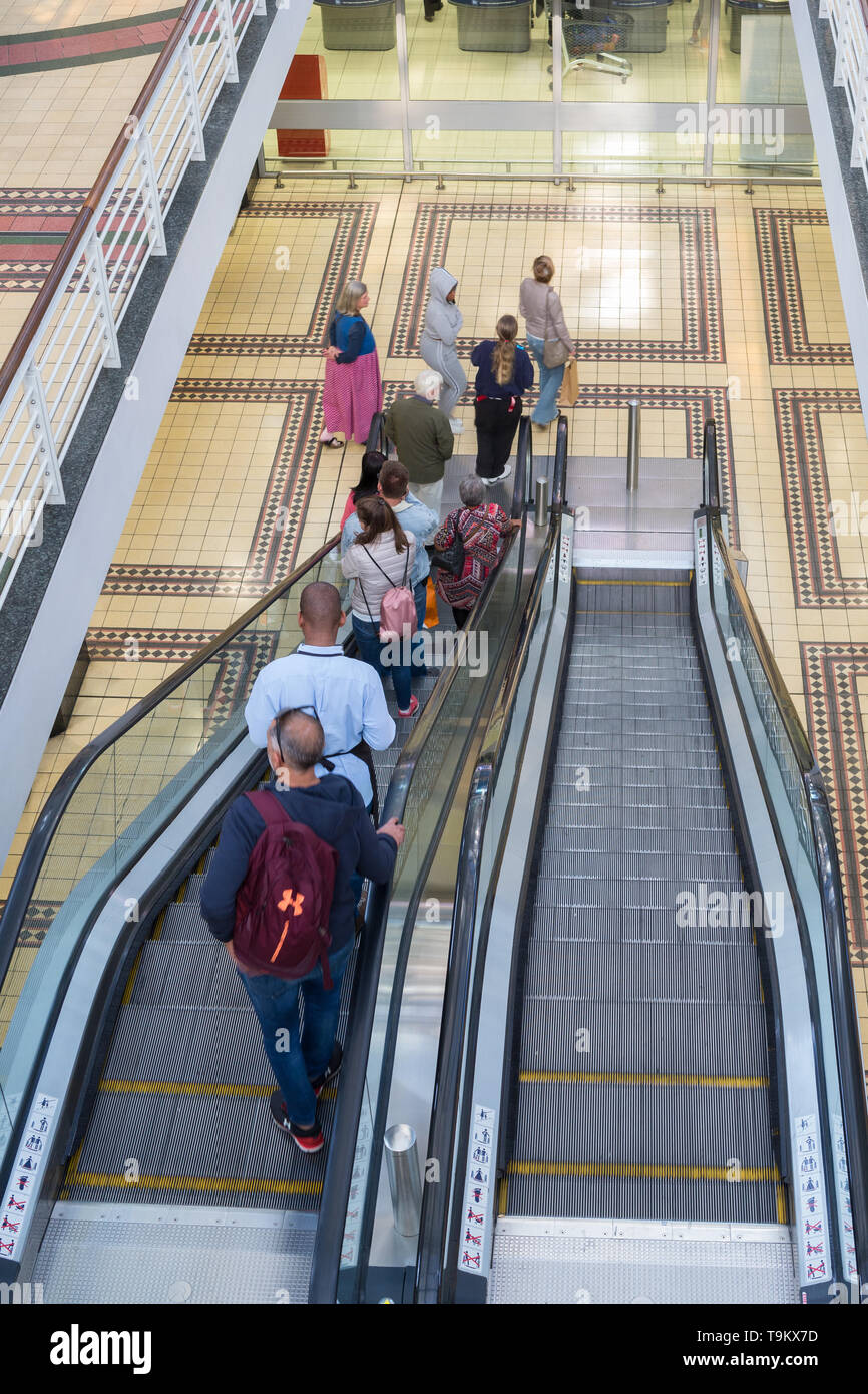 Luftbild oder auf Leute auf einer Rolltreppe nach unten in Richtung Keller einer Mall oder Einkaufszentrum Stockfoto