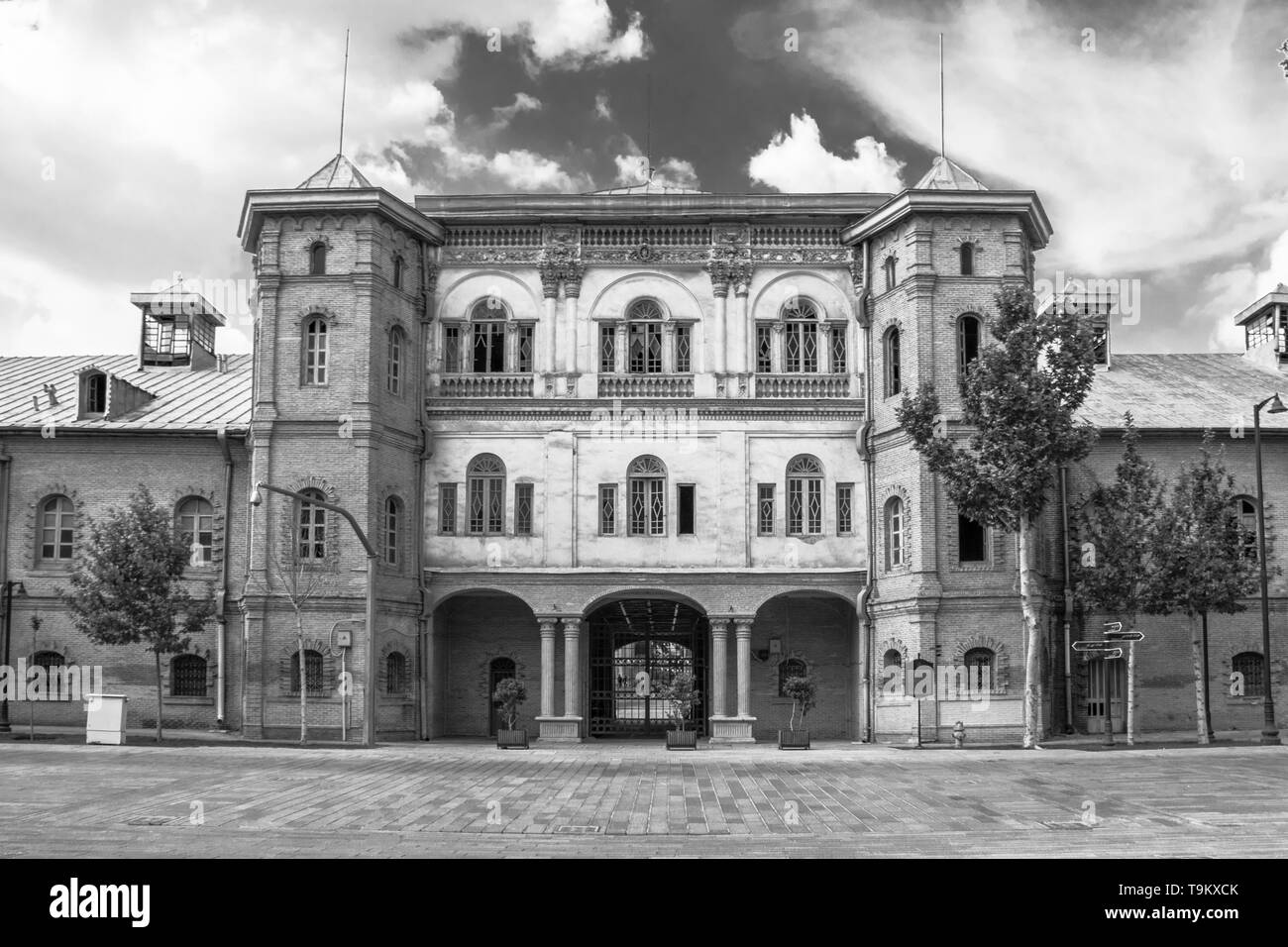 Schwarz-Weiß-Foto des Nationalgartens, einer historischen Stätte im Zusammenhang mit der Pahlavi-Ära, in der Hauptstadt der Islamischen Republik Iran, Teheran Stockfoto