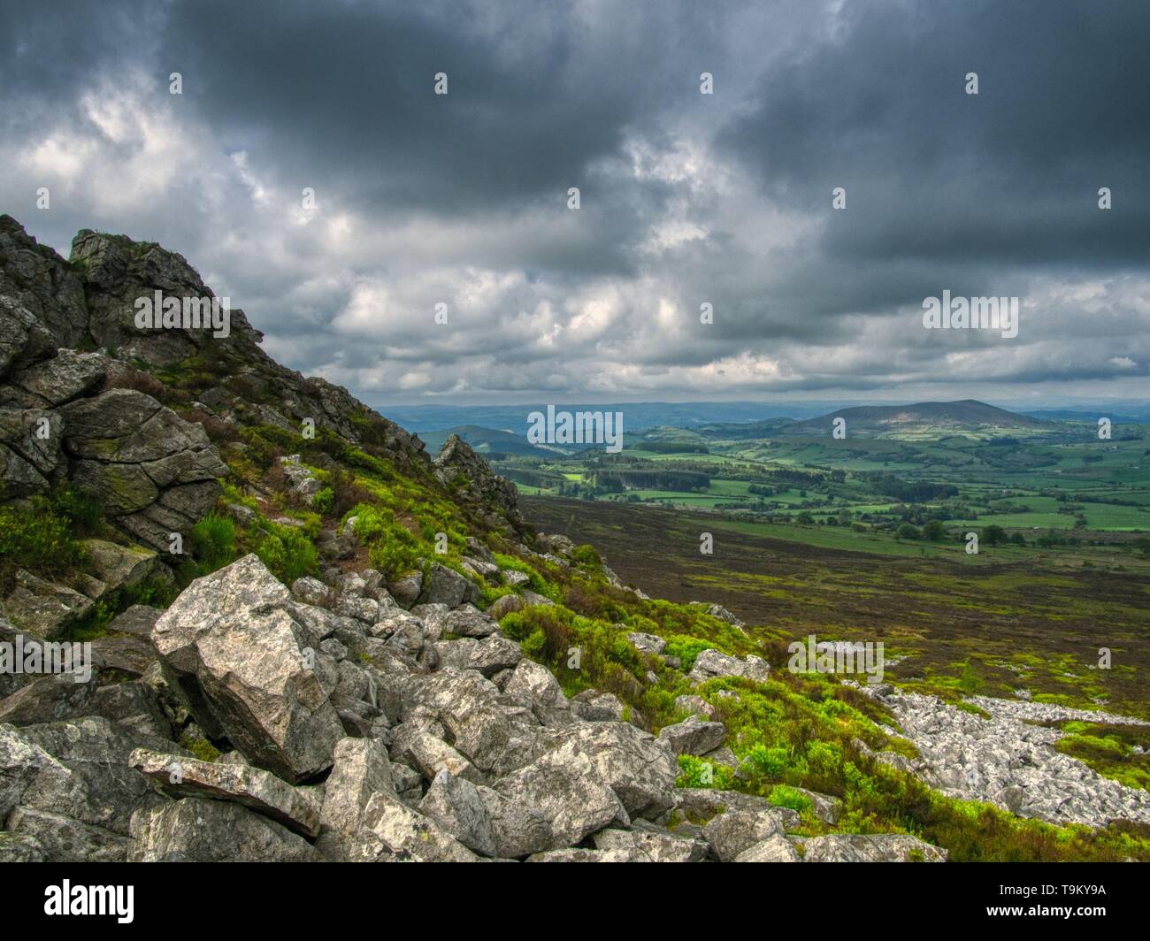 Dunkler Himmel über der Stiperstones, Shropshire, Großbritannien Stockfoto