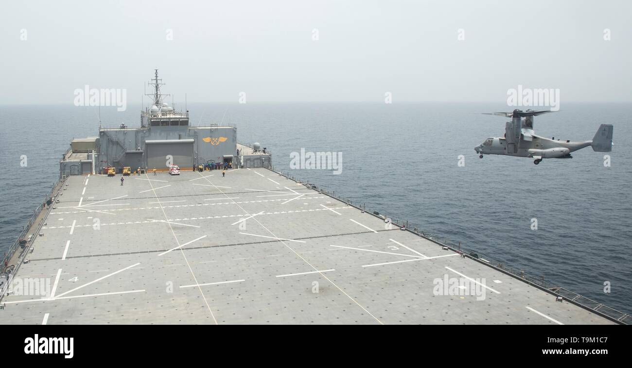 Ein U.S. Marine Corps MV-22 B Osprey aircraft Ansätze zu Land an Bord der expeditionary Meer base USS Lewis B. Abzieher, 11. Mai 2019 in das Arabische Meer. Der Abzieher ist der erste Expeditionary Mobile Base konzipiert für die Bereitstellung von Luft-, Boden- und Logistik Kräfte für Konflikte. Stockfoto