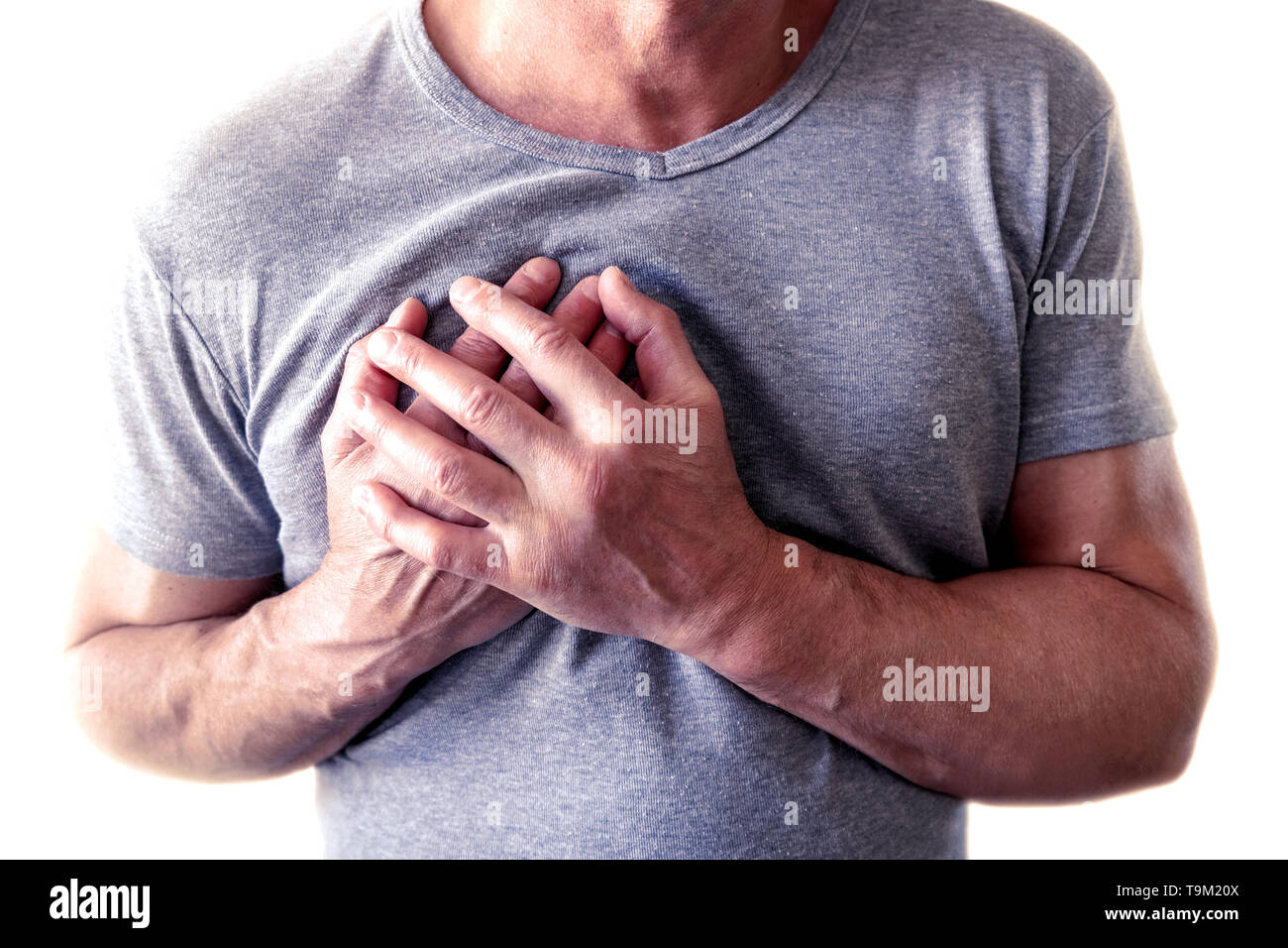 Der junge Mann leidet unter Schmerzen in der Brust. Spasmus in der Brust, Angina pectoris. Herzinfarkt Stockfoto