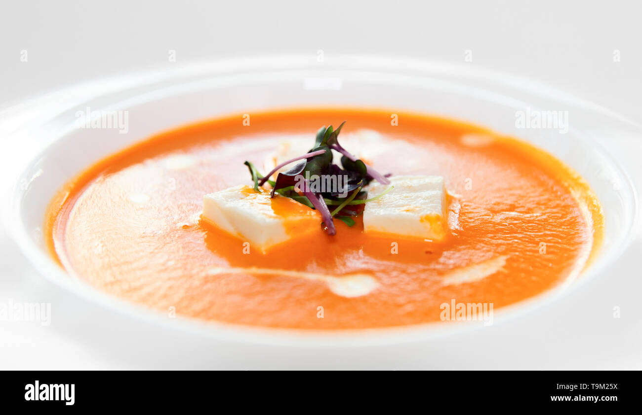Gazpacho (kalte Sommer Suppe) in Porzellan Teller, Nahaufnahme Stockfoto