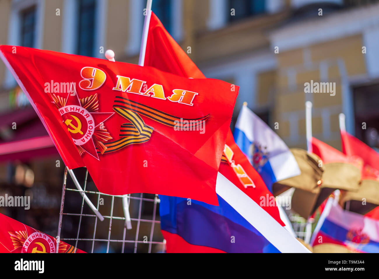 Red kommunistische Flagge der Tag des Sieges (9. Mai) mit russischen Fahnen. St. Petersburg, Russland. Stockfoto