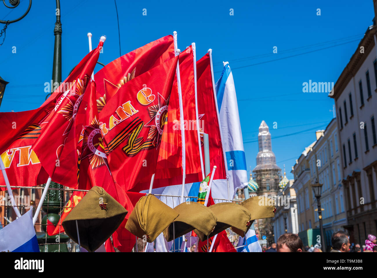 Red kommunistische Flagge der Tag des Sieges (9. Mai) mit russischen Fahnen. St. Petersburg, Russland. Stockfoto