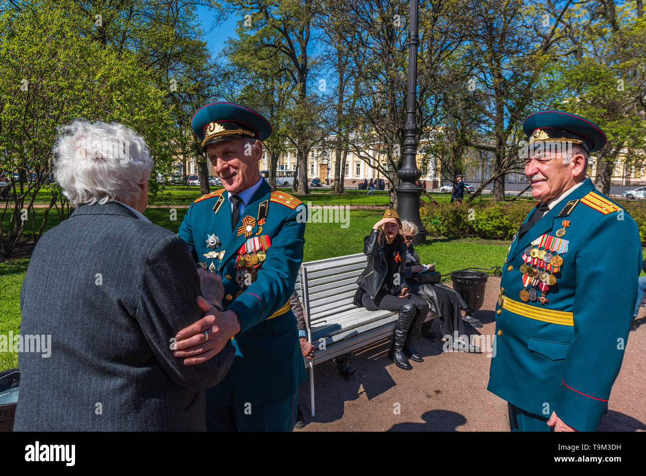 Russischen Major General feiern alte Frau während des Zweiten Weltkrieges Sieg Tag im Park in St. Petersburg, Russland Stockfoto