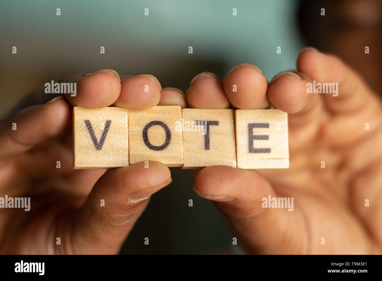 Holding Holz- bloack Buchstaben angezeigt zur Abstimmung in den Händen. Stockfoto