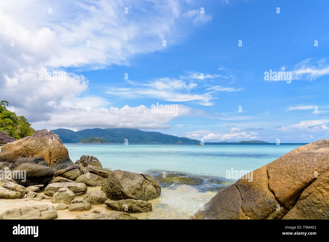 Schönen Tropen Natur Landschaft aus Meer, Strand, Felsen und Wolken am blauen Himmel im Sommer bei Ko Ra Wi, siehe die Ko Adang vor in der Nähe von Koh Lip Stockfoto