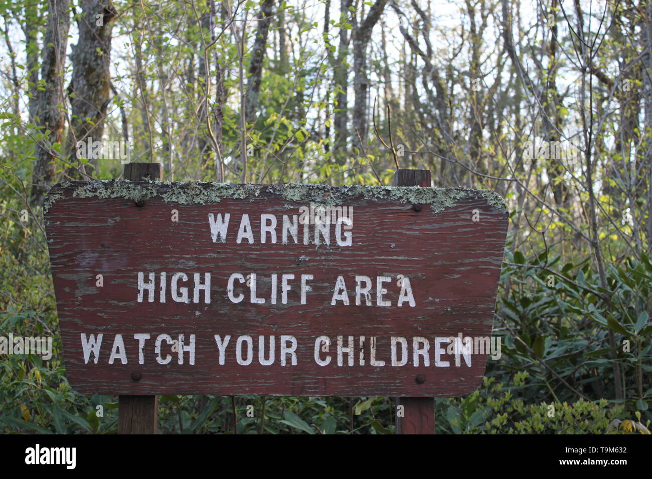 Warnung hohe Klippe, beobachten Sie Ihre Kinder Stockfoto