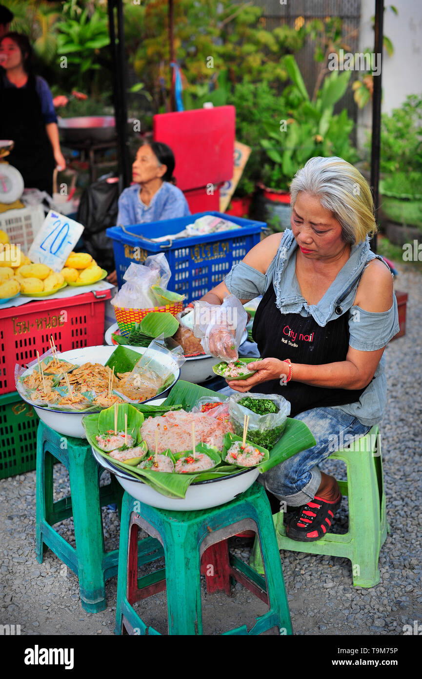 Walking Street Sonntag Markt auf ratchadamnoen Chiang Mai Thailand Stockfoto