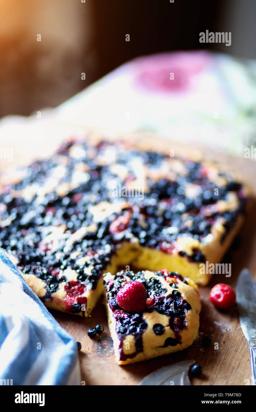 In der Nähe der Torte und ein Stück von berry Blueberry und Erdbeertorte Stockfoto