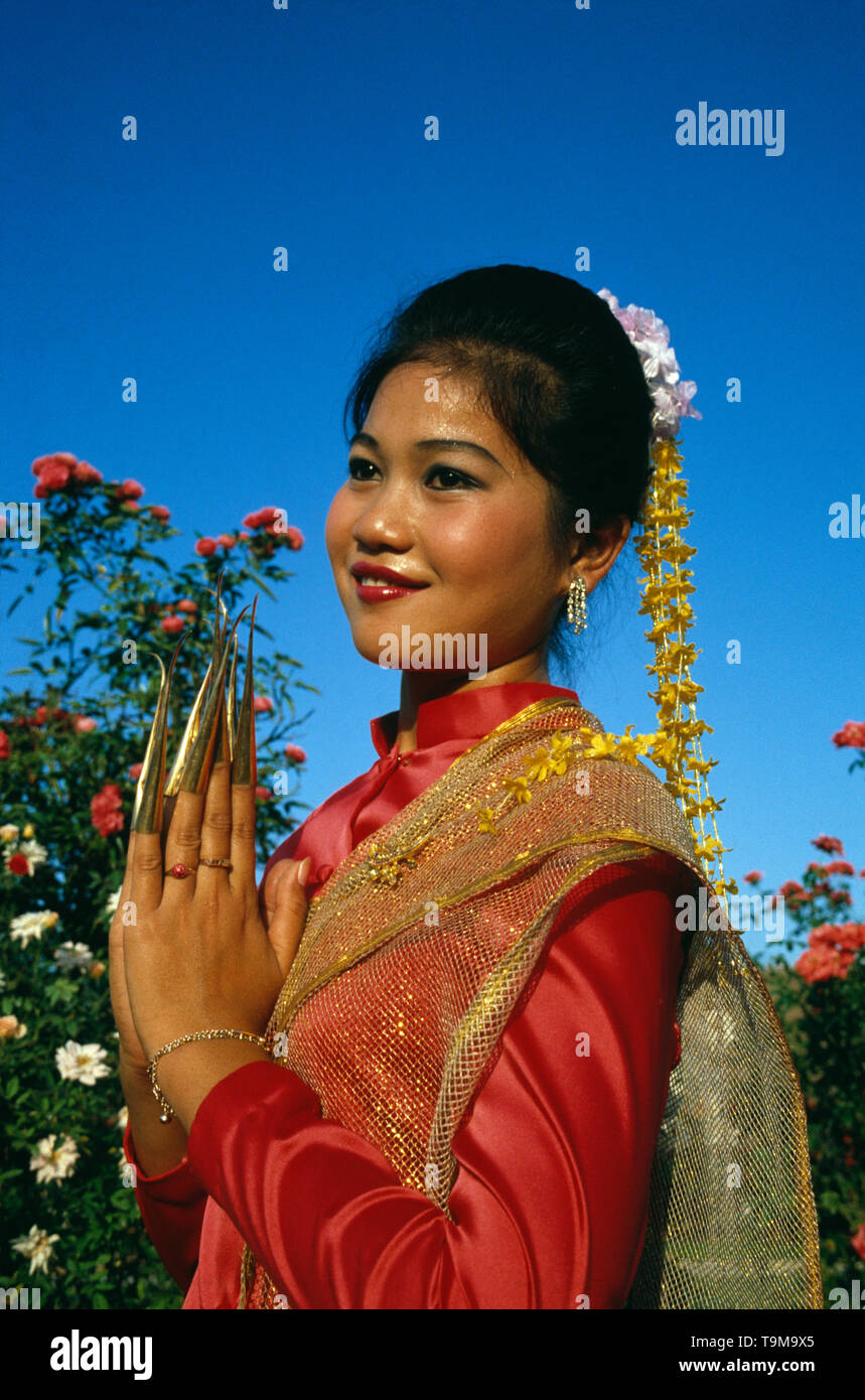 Thailand. Bangkok. Im freien Porträt der jungen Frau finger Tänzerin in traditioneller Kleidung. Stockfoto