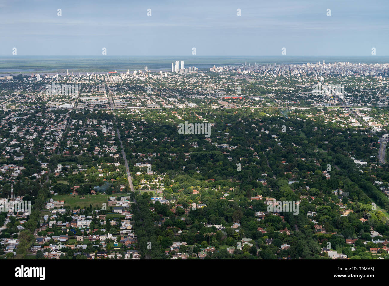 Luftbild zeigt die Skyline und Umfang Stadt Rosario in Argentinien Stockfoto