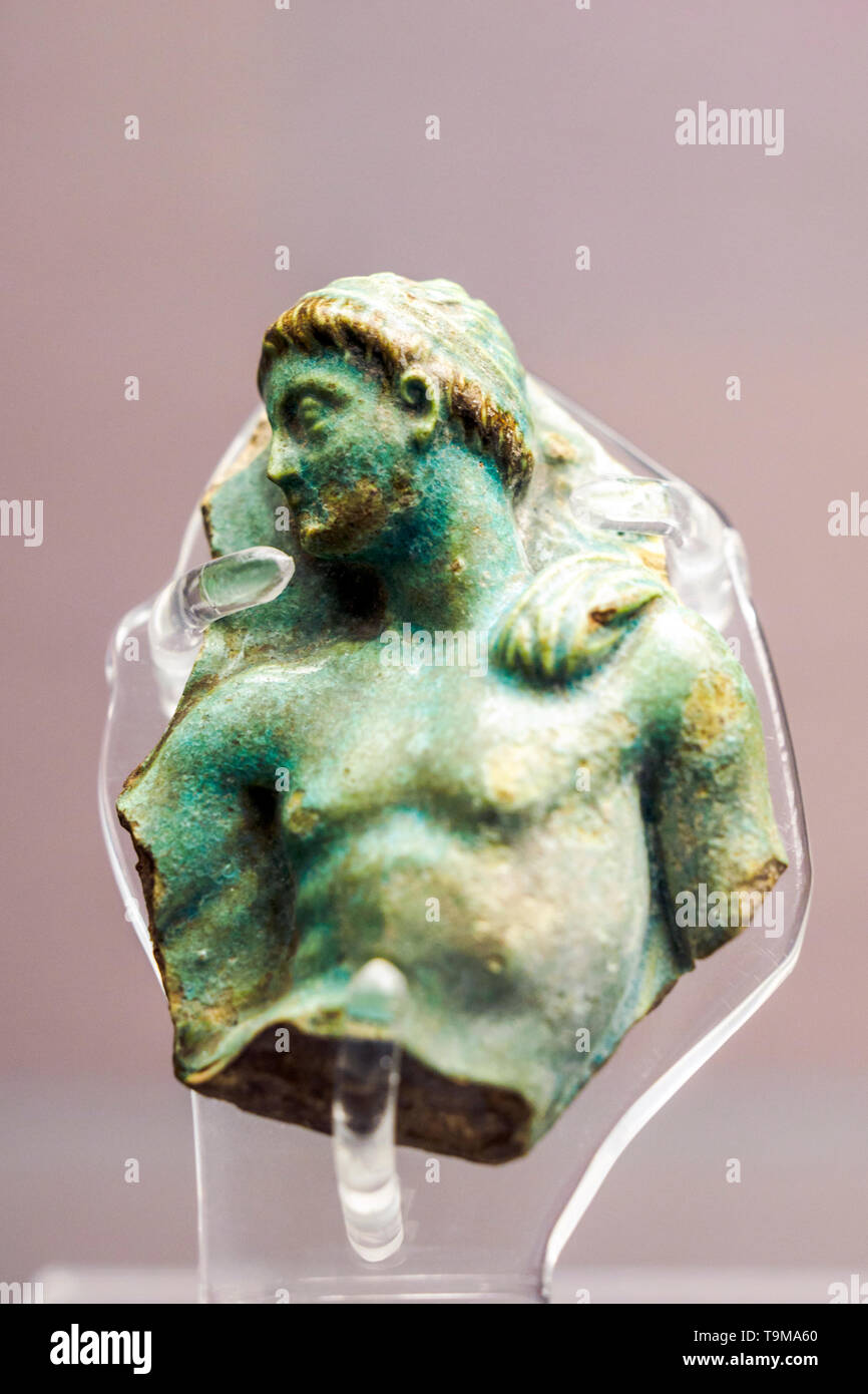 Fragment einer faienece Schiff mit einer Abbildung eines Ptolemäischen König in der Entlastung, wahrscheinlich Ptolemäus IV (regierte 222-2-5 BC) in Ägypten etwa 222-205 v. Chr. Stockfoto