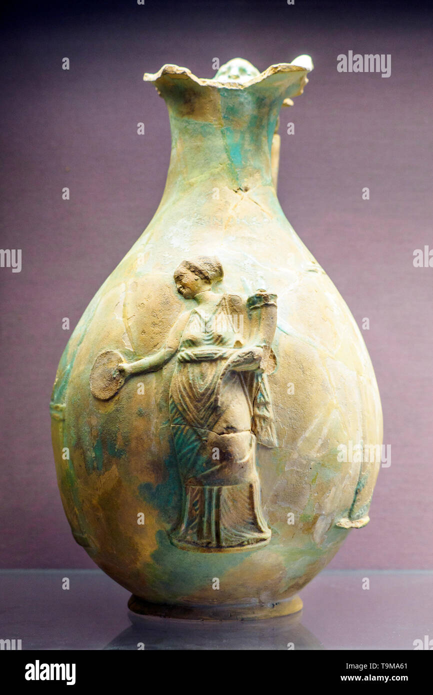 Fayence Oinochoai (JUGS), in der die Königin Arsinoe II., Schwester und Ehefrau von Ptolemaios II Philadelphos in Ägypten machte in Ägypten etwa 270-240 v. Chr. Stockfoto