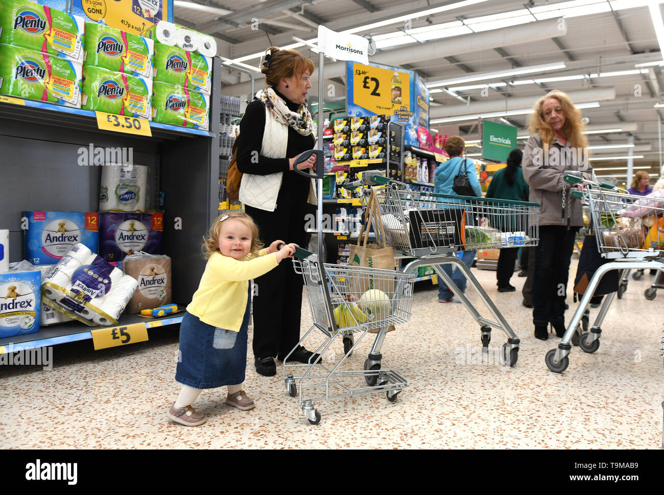 Frau und Kind einkaufen im Supermarkt Großbritannien UK Familie Shopper Mit Kindern einkaufen Stockfoto