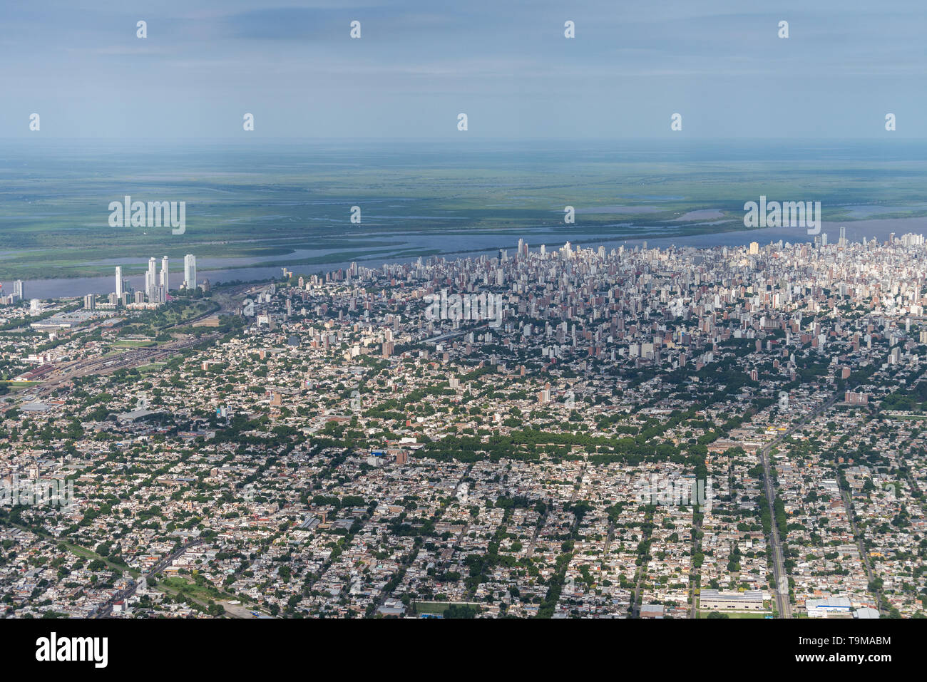 Luftbild zeigt die Skyline und Umfang Stadt Rosario in Argentinien Stockfoto