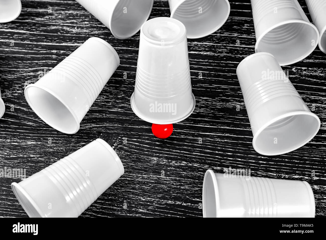 Die Schale in der Schale Spiel mit einem roten Ball. Um Lüge leere verlieren Cups. Das Konzept der viel Glück im Spiel und Leben Stockfoto