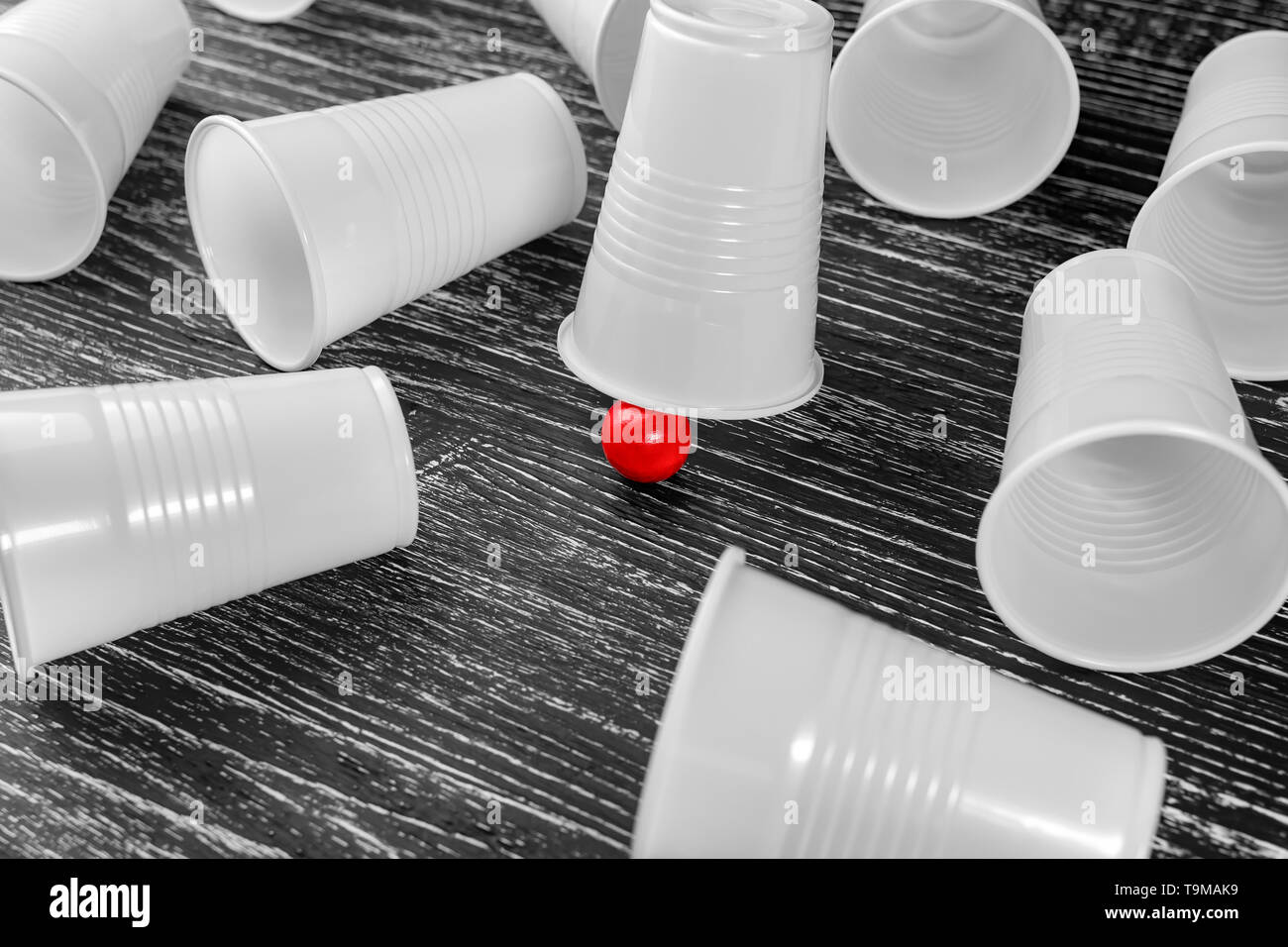 Die Schale in der Schale Spiel mit einem roten Ball. Um Lüge leere verlieren Cups. Das Konzept des Spiel-, Wett- und Lotteriewesens Stockfoto