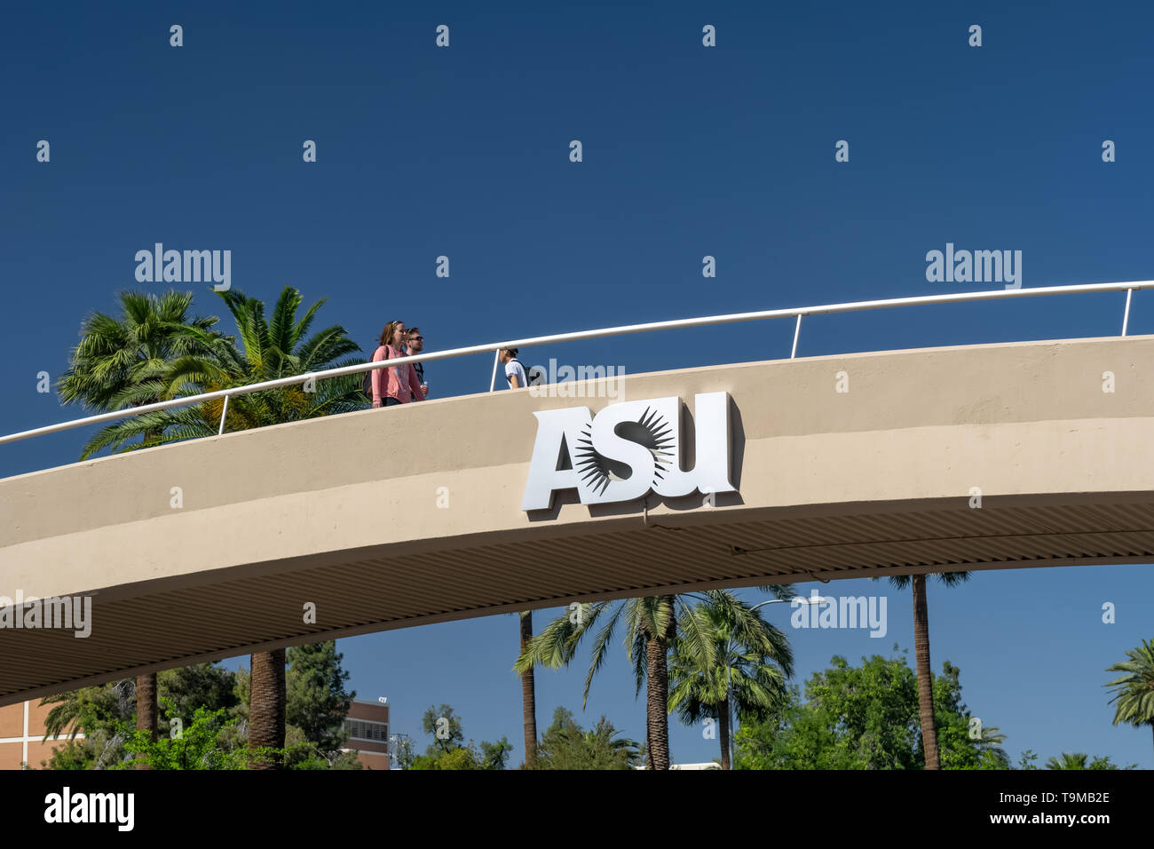 TEMPE, AZ/USA - 10. APRIL 2019: Nicht identifizierte Personen vorbei an Overhead Bridge auf dem Campus der Arizona State University. Stockfoto