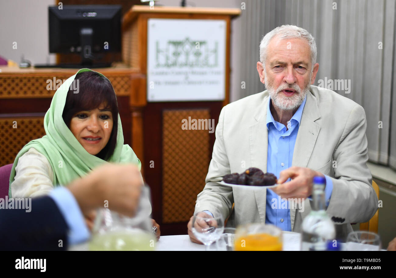 Der Führer der Jeremy Corbyn mit seiner Frau Laura Alvarez brechen die schnell bei einem Besuch der Regents Park Moschee in London. Stockfoto