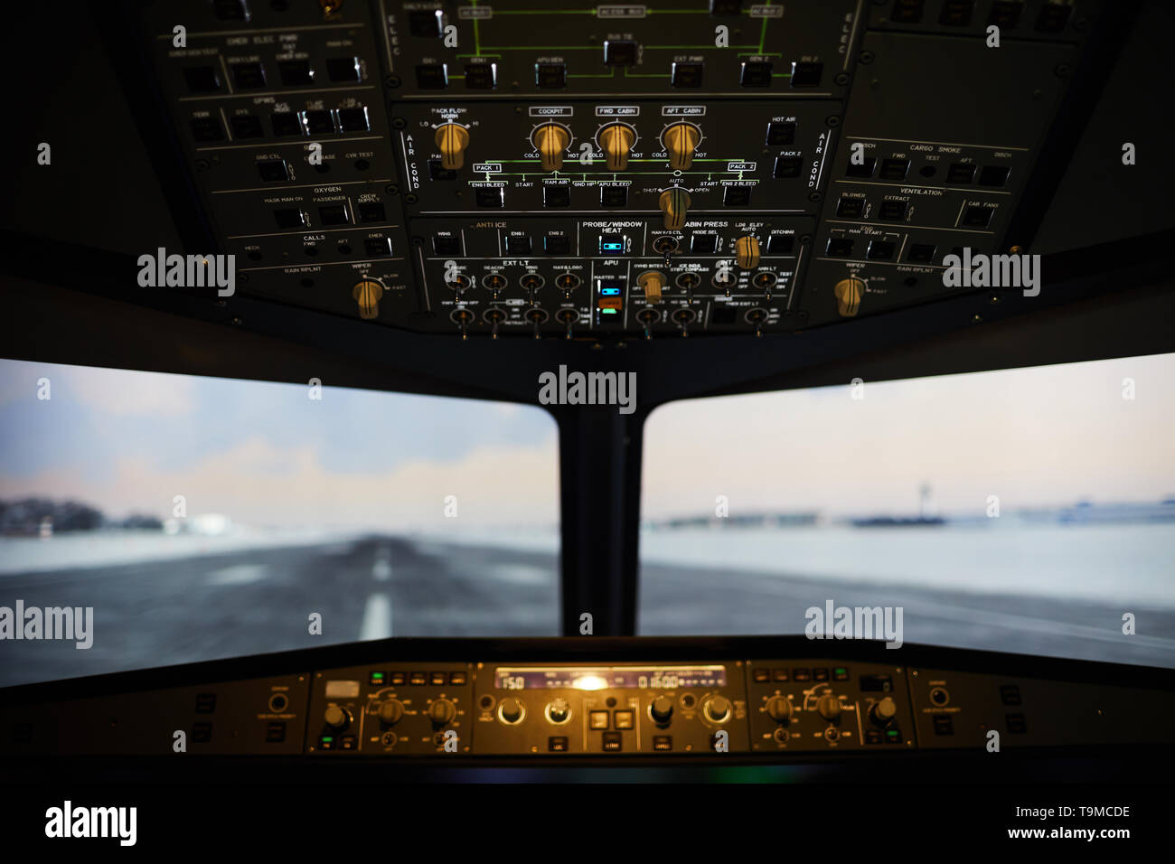 Landebahn Blick aus dem Flugzeug Windschutzscheibe Stockfoto