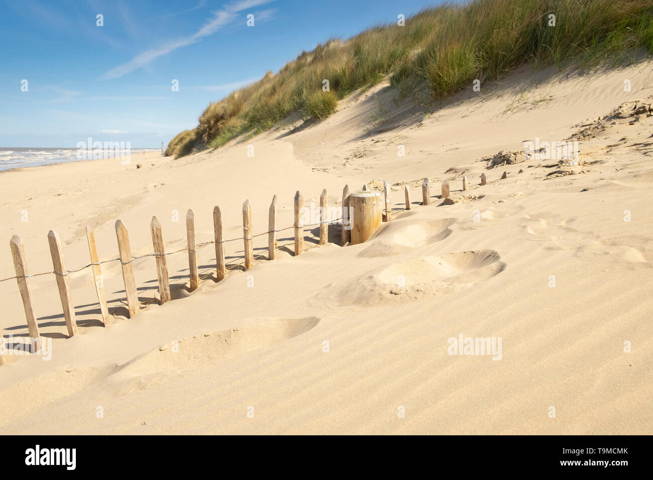 Zaun durch Wind Sand begraben am Strand von Formby, Merseyside, England, Großbritannien Stockfoto