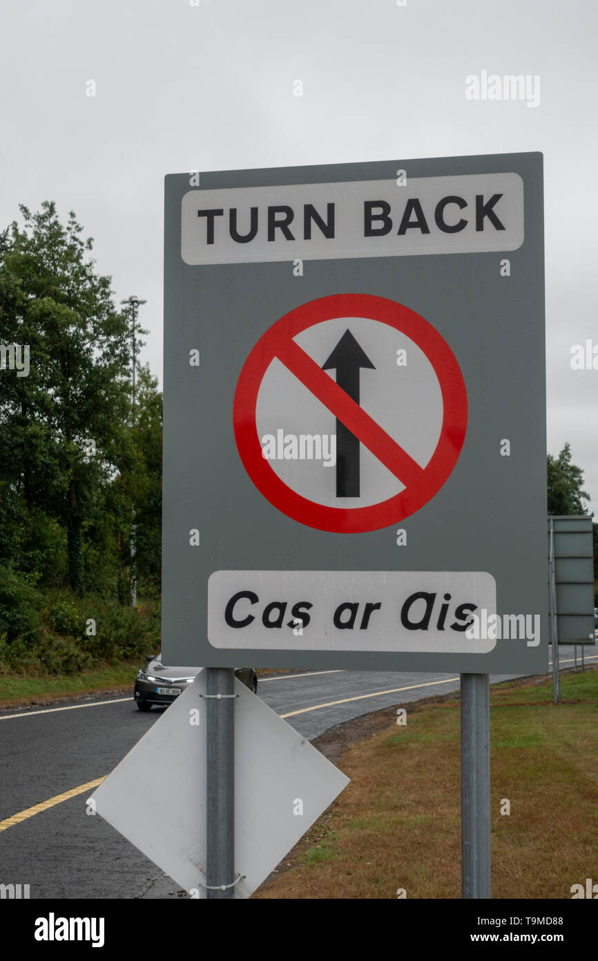 'Zurück' Warnschild an einer Ausfahrt der Autobahn M7, Curragh Racecourse, Newbridge, Grafschaft Kildare, Irland. Stockfoto