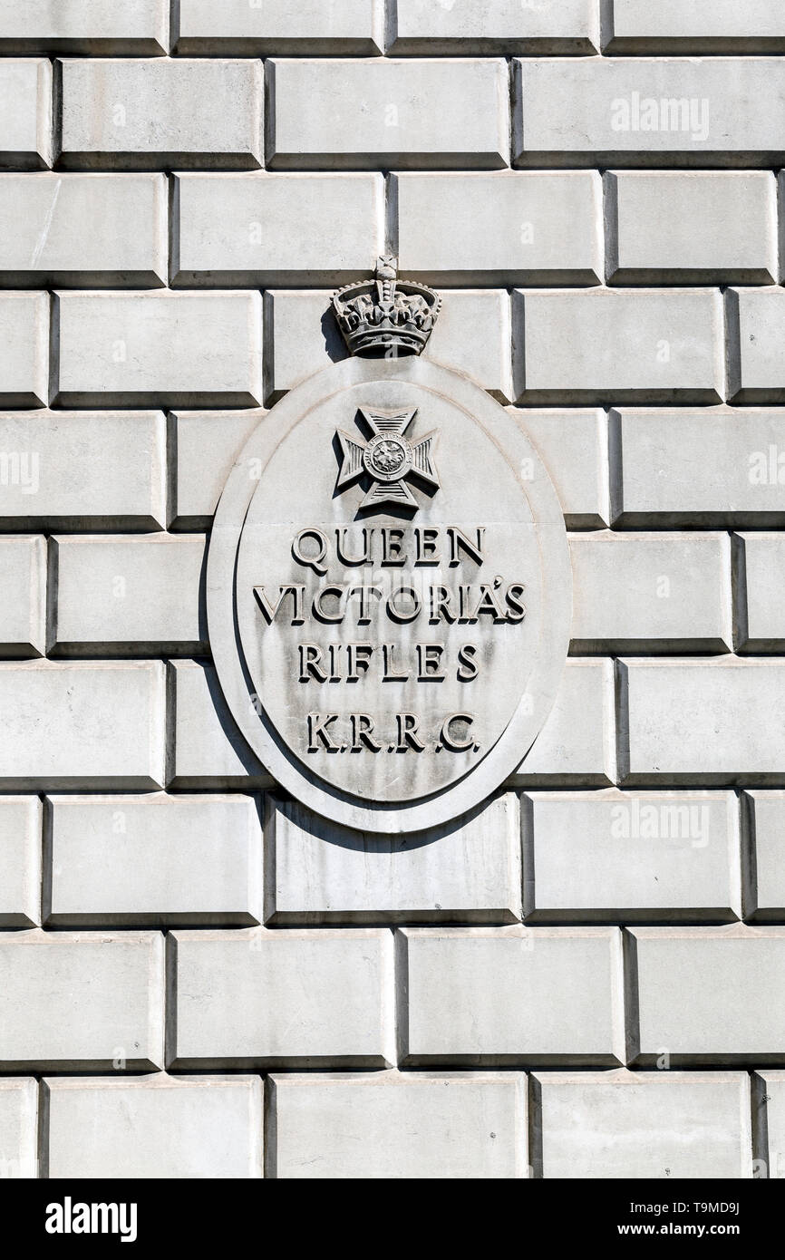 WW1 Gedenktafel von Queen Victoria Stromschnellen KRRC (offiziell im 9. Bezirk von London Bataillon) auf Davies Street, London, UK Stockfoto