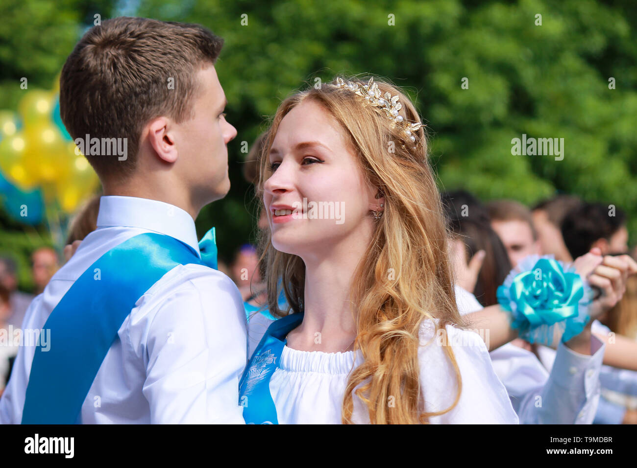 Dnipro Stadt, Dnepropetrovsk, Ukraine 26. 05. 2018. Schöne blonde Mädchen tanzen auf der Absolventenfeier der Schule, die letzte Glocke, Schule Stockfoto
