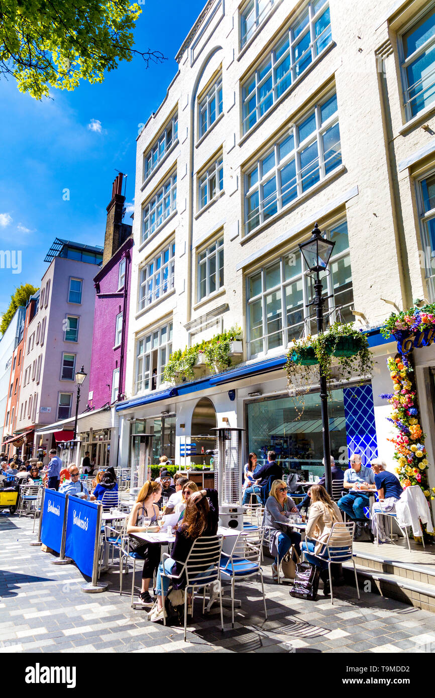 Menschen Essen al fresco Restaurants in St. Christopher's Place, London, UK Stockfoto