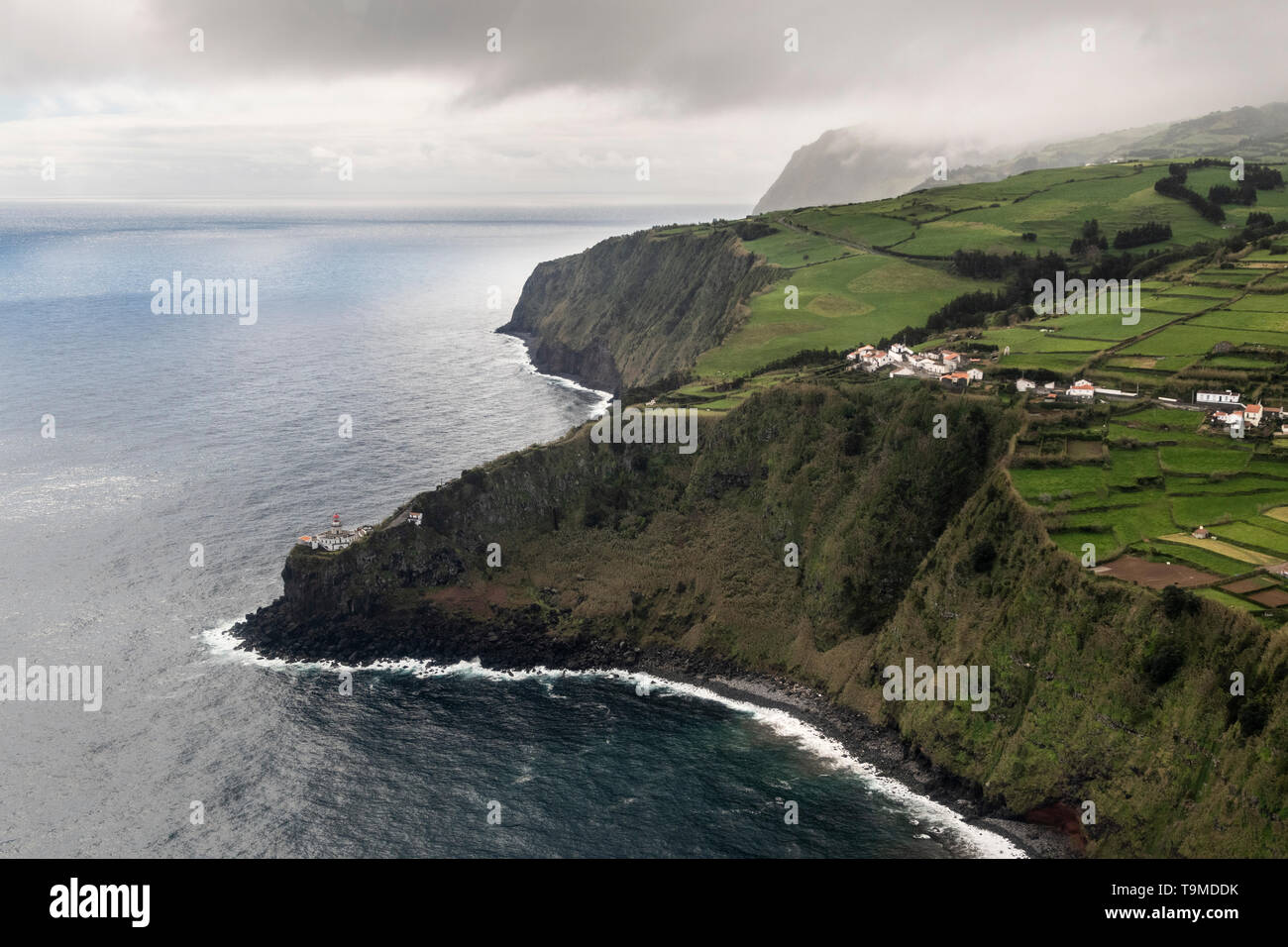 Antenne Landschaft aus dem Farol Do Arnel Leuchtturm an der Ostküste der Insel São Miguel in der Nähe von Nordeste Dorf, Portugal Stockfoto