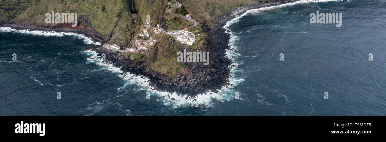 Antenne Landschaft aus dem Farol Do Arnel Leuchtturm an der Ostküste der Insel São Miguel in der Nähe von Nordeste Dorf, Portugal Stockfoto