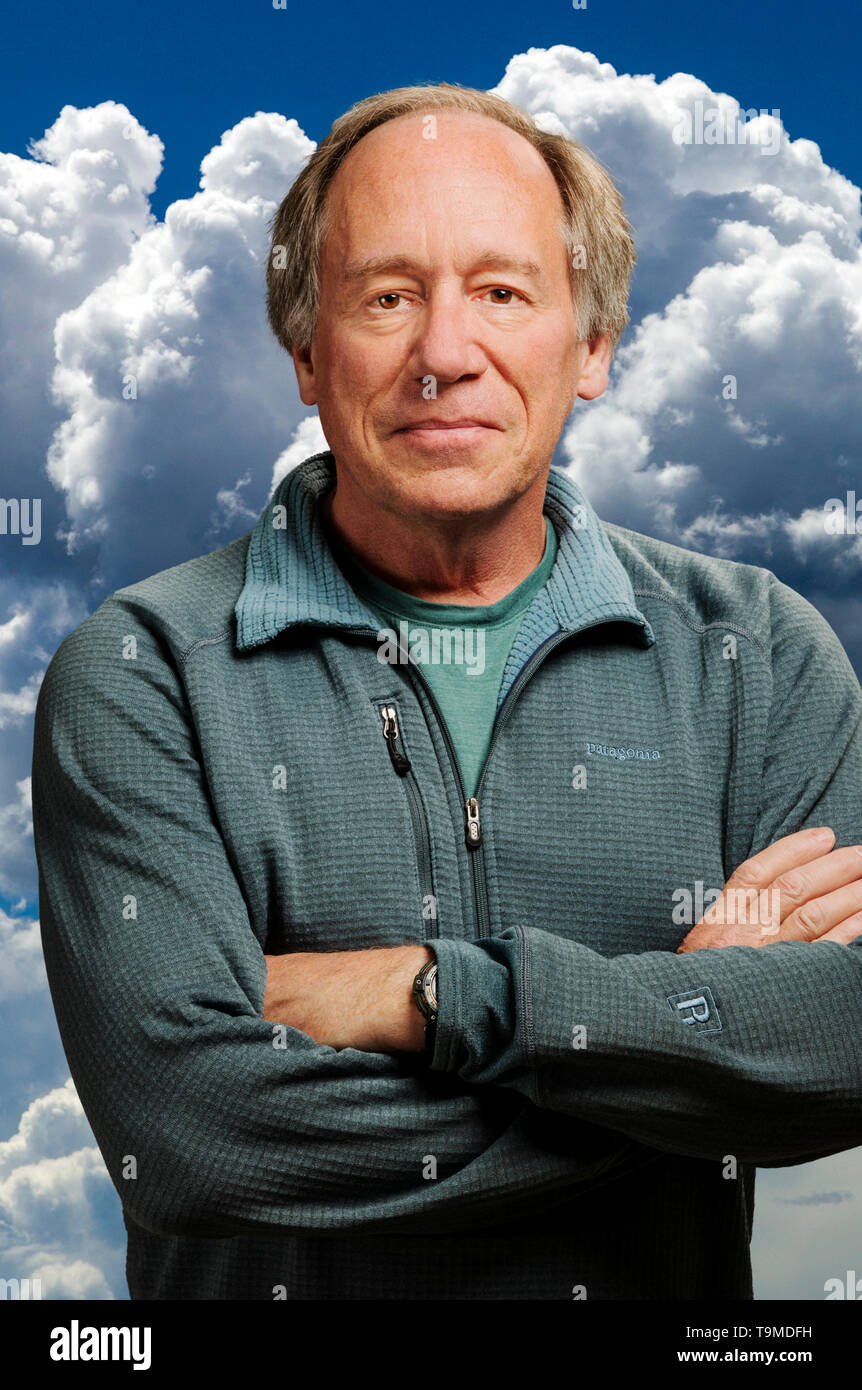 Portrait von zuversichtlich im mittleren Alter Mann gegen cumulous Cloud Hintergrund Stockfoto