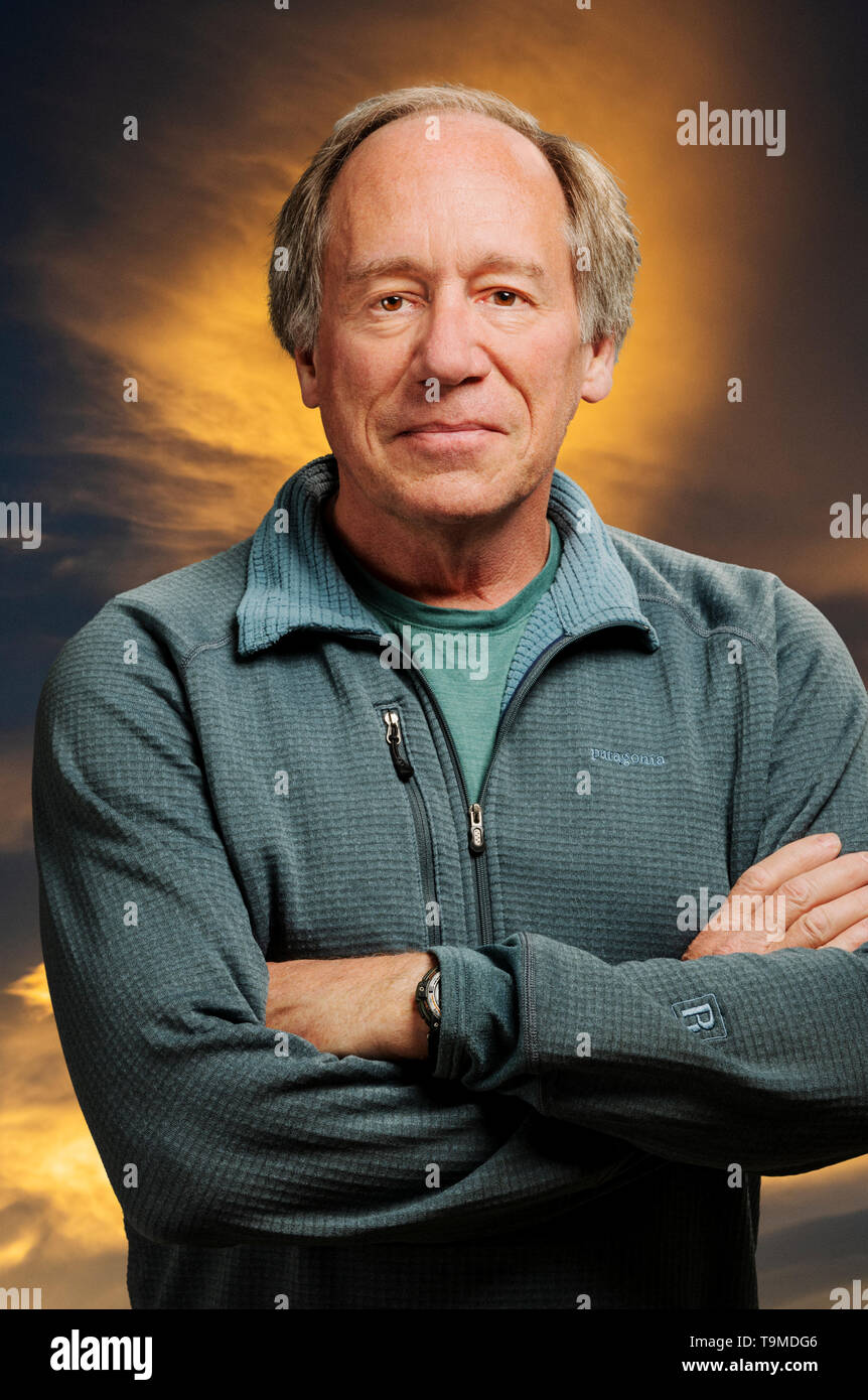 Portrait von zuversichtlich im mittleren Alter Mann gegen Sonnenuntergang Wolken Hintergrund Stockfoto