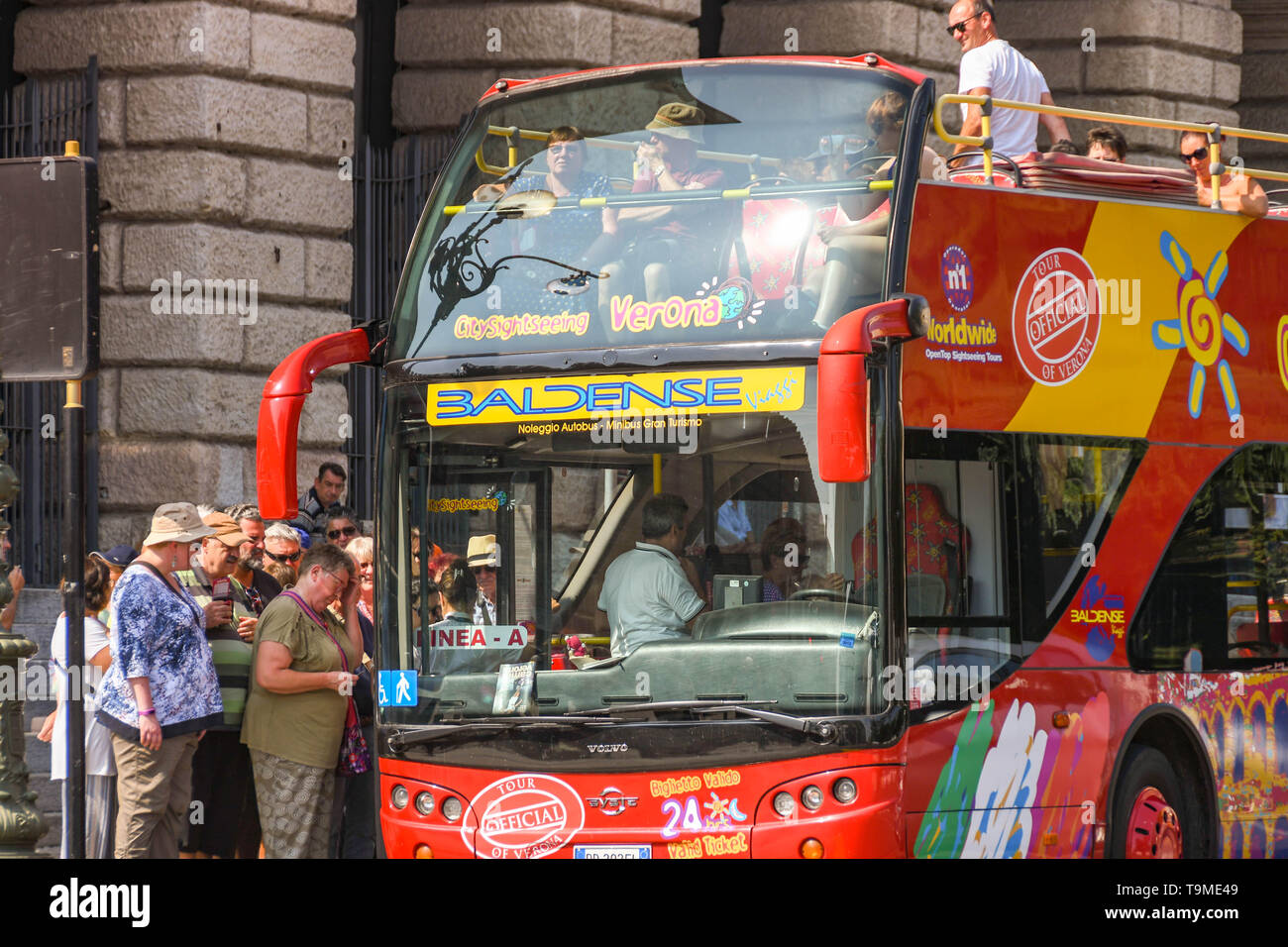 VERONA, ITALIEN - September 2018: Leute, die auf eine Hop-on Hop-off Sightseeing Tour Bus im Zentrum von Verona Stockfoto