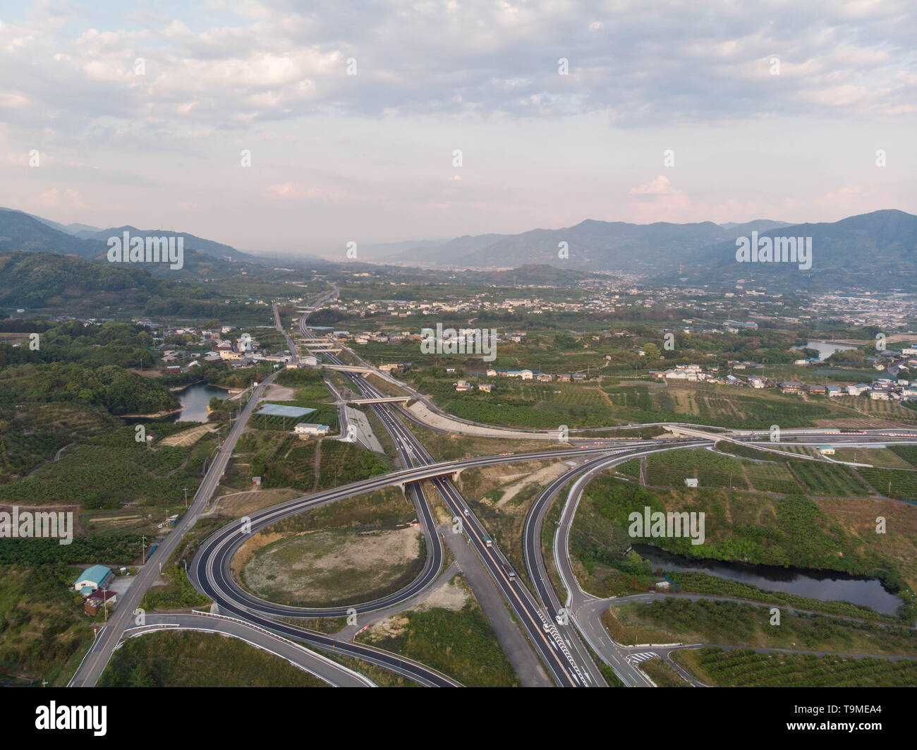 Luftaufnahme der ländlichen Expressway mit Berge und Wolken in der Ferne Stockfoto