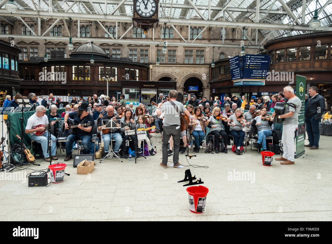GFW, Glasgow Fiddle Workshop, Mitglieder im Hauptbahnhof von Glasgow, Schottland. Der Workshop lehren traditionelle schottische Musik auf allen Ebenen. Stockfoto