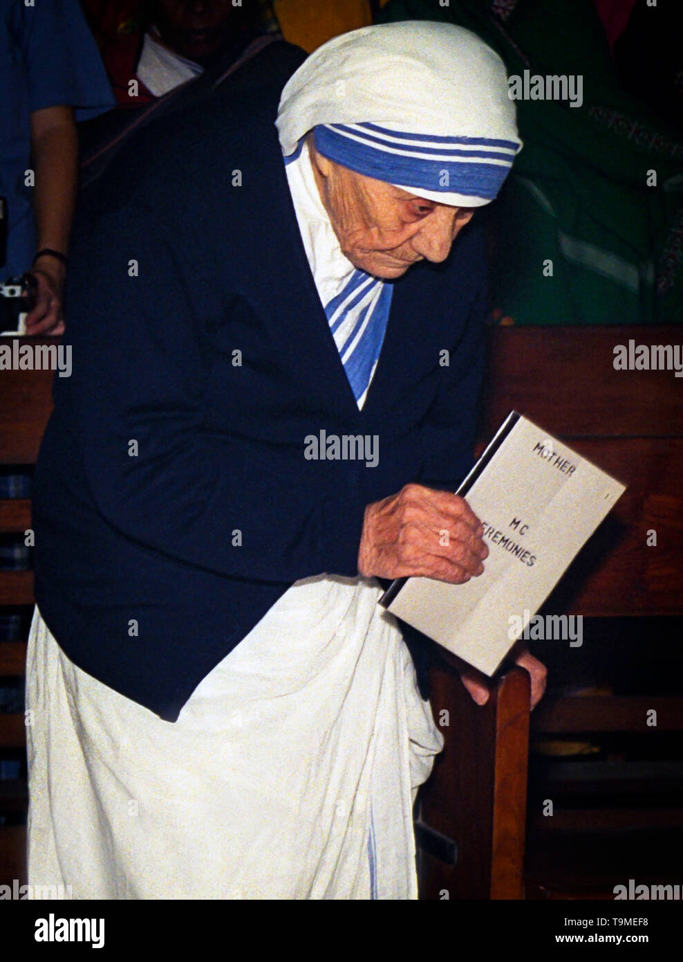 Mutter Teresa Holding eine Broschüre mit den Namen der Schwestern ihre Gelübde auf die Missionarinnen von der Nächstenliebe in 1995 Stockfoto