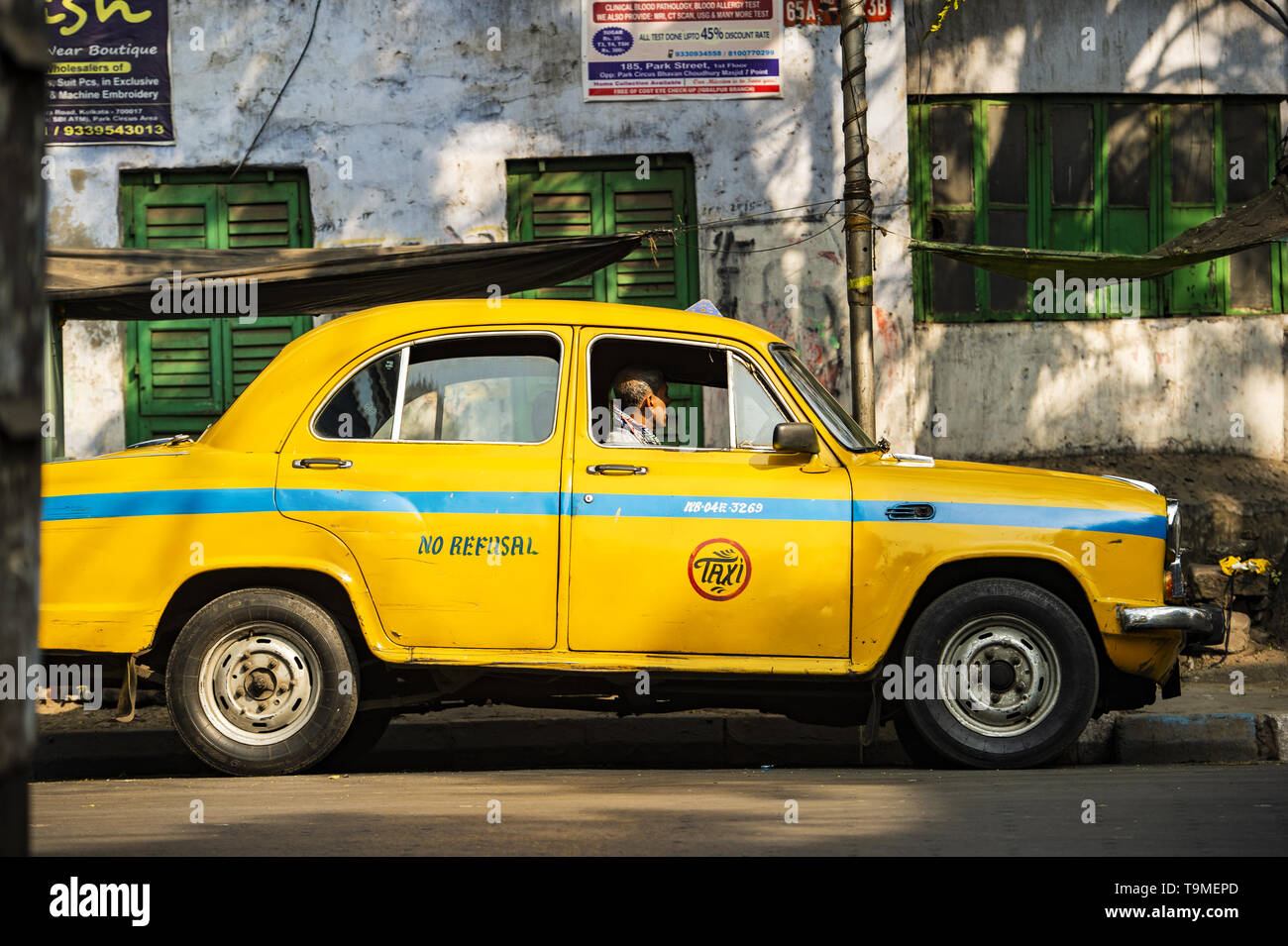 Ein Taxifahrer wartet auf Fahrgäste in Kalkutta, Indien. Stockfoto