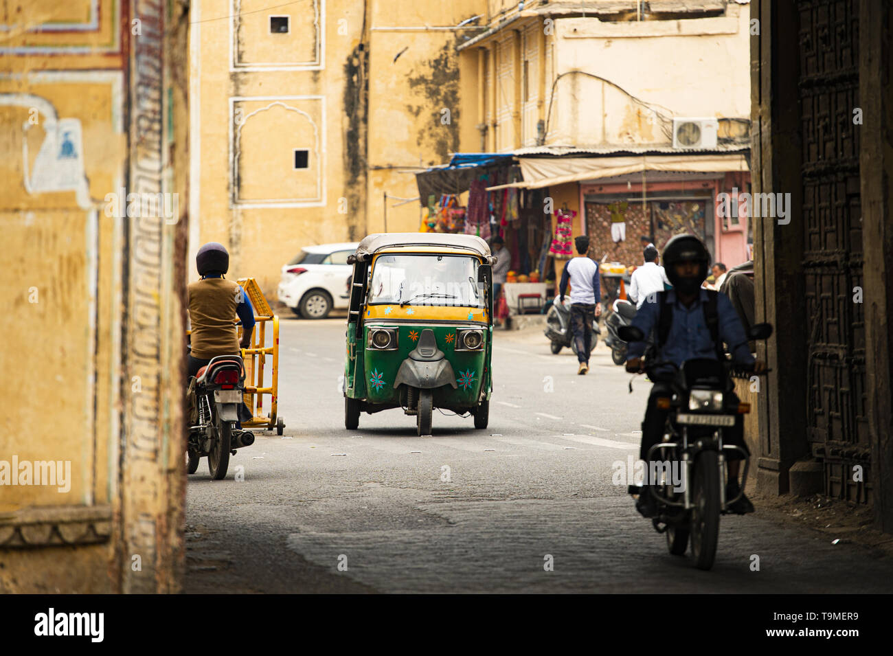 Das Leben in der Stadt mit Auto Rikscha (auch als Tuc Tuc bekannt) und Motorräder durch die Straßen von Jaipur. Stockfoto