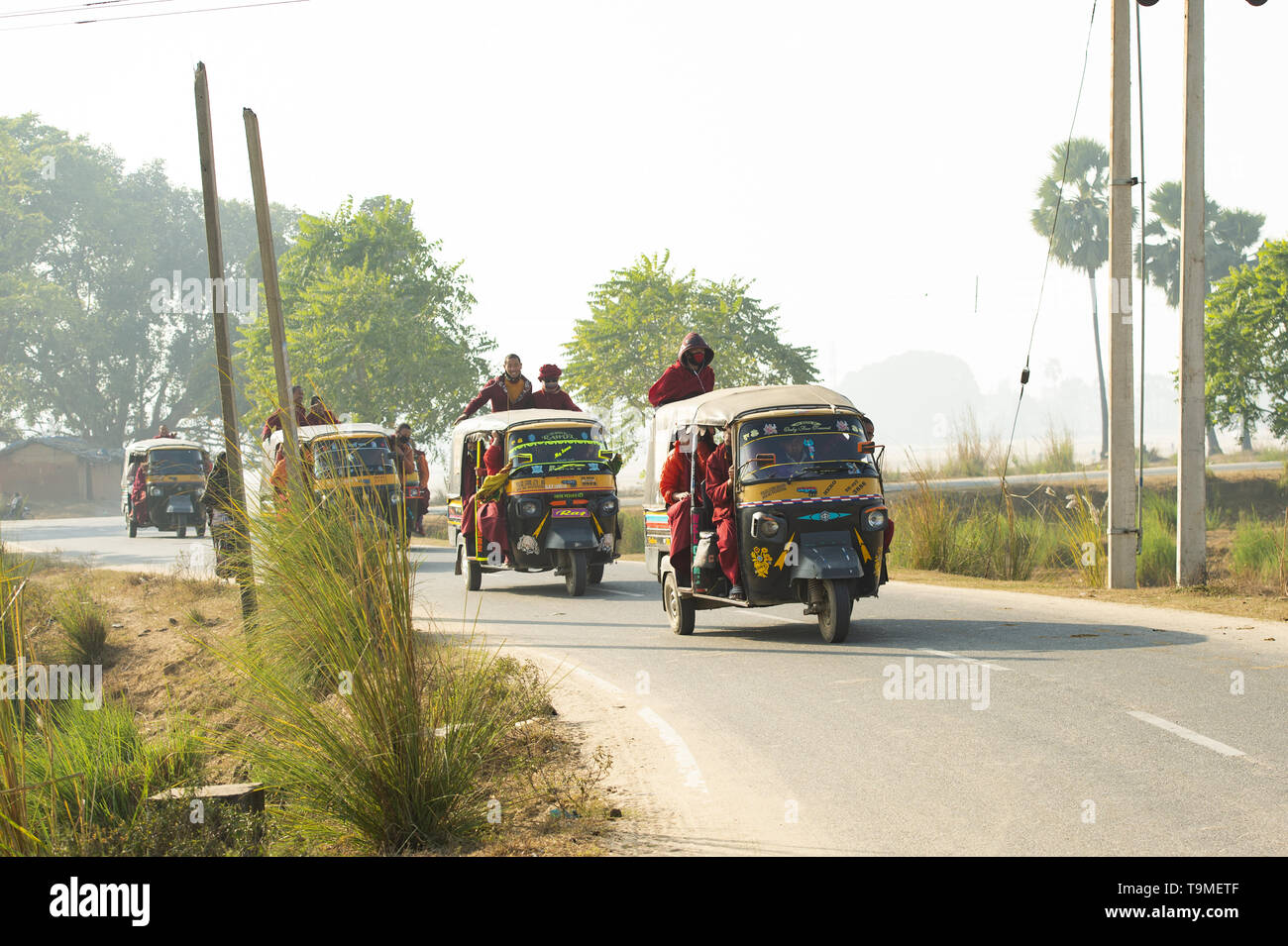 Eine Gruppe Buddhistischer Mönche sind auf eine Auto-rikscha (Tuc Tuc) in Bodh Gaya. Stockfoto