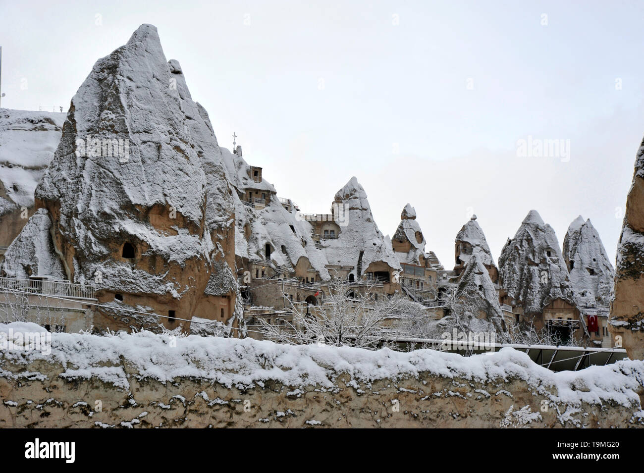 Ungewöhnliche natürliche Steinformationen mit Schnee in Göreme in Kappadokien Region der Türkei Stockfoto