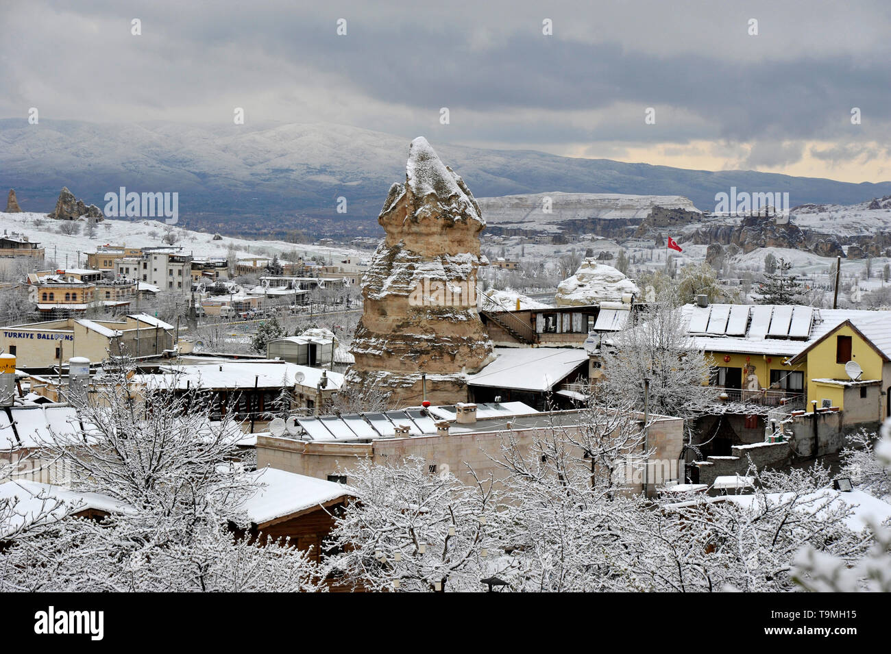 Ungewöhnliche natürliche Steinformationen mit Schnee in Göreme in Kappadokien Region der Türkei Stockfoto