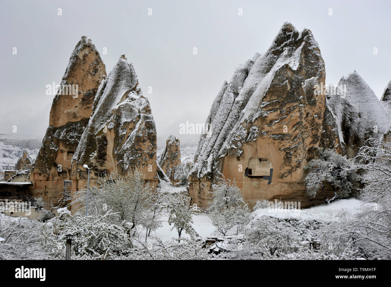 Ungewöhnliche natürliche Steinformationen mit Schnee in Göreme in Kappadokien Region der Türkei Stockfoto