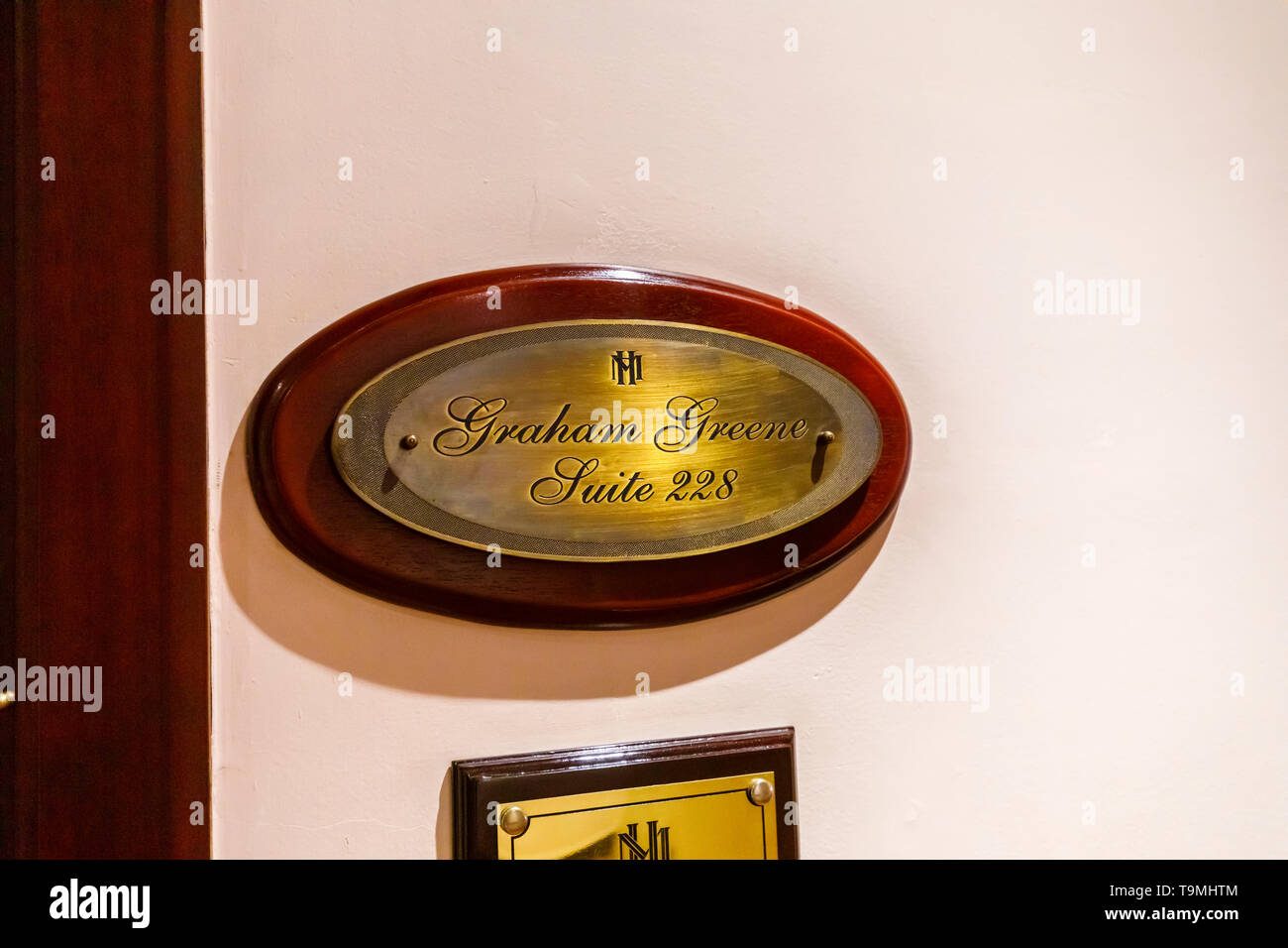 Messingschild außerhalb der Graham Green Suite, Zimmer 228 im Sofitel Legend Metropole Hanoi Hotel, Hanoi, Vietnam, Südostasien Stockfoto Messingschild außerhalb der Graham Green Suite, Zimmer 228 im Sofitel Legend Metropole Hanoi Hotel, Hanoi, Vietnam, Südostasien Stockfoto