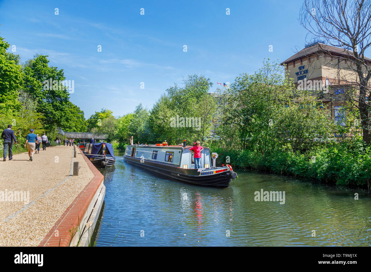 15-04 auf der Basingstoke Canal durch Woking Stadtzentrum in der Nähe des Neuen Victoria Theatre, Surrey, Südost England vorbei an einem sonnigen Tag Stockfoto