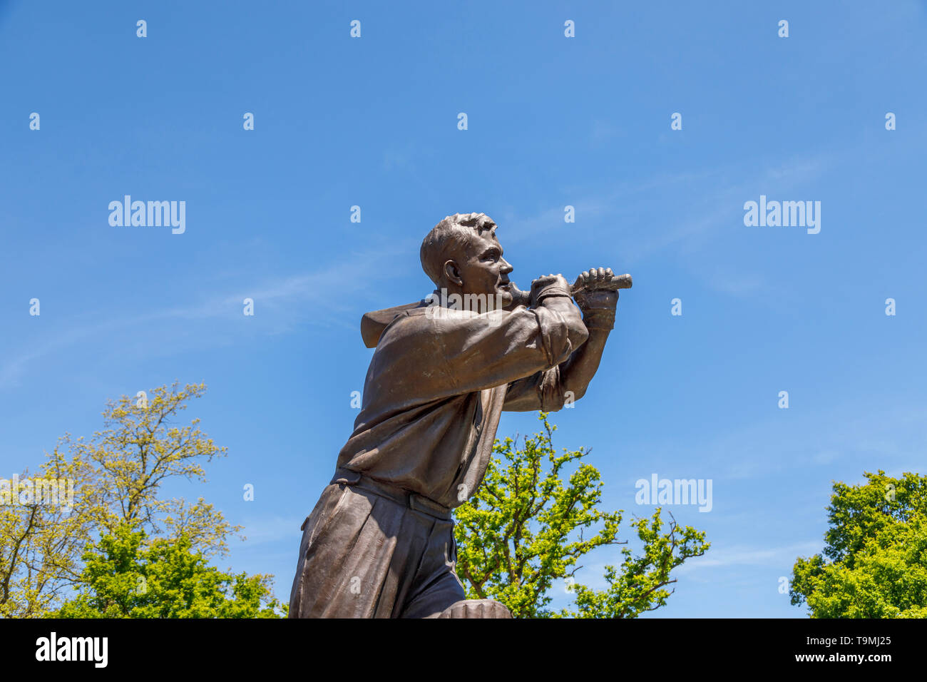 Bronzestatue von Cricket Symbol Eric Bedser auf bedser Brücke, eine Fußgängerbrücke über der Basingstoke Canal verbindet die WWF-UK Hauptquartier in die Innenstadt Stockfoto