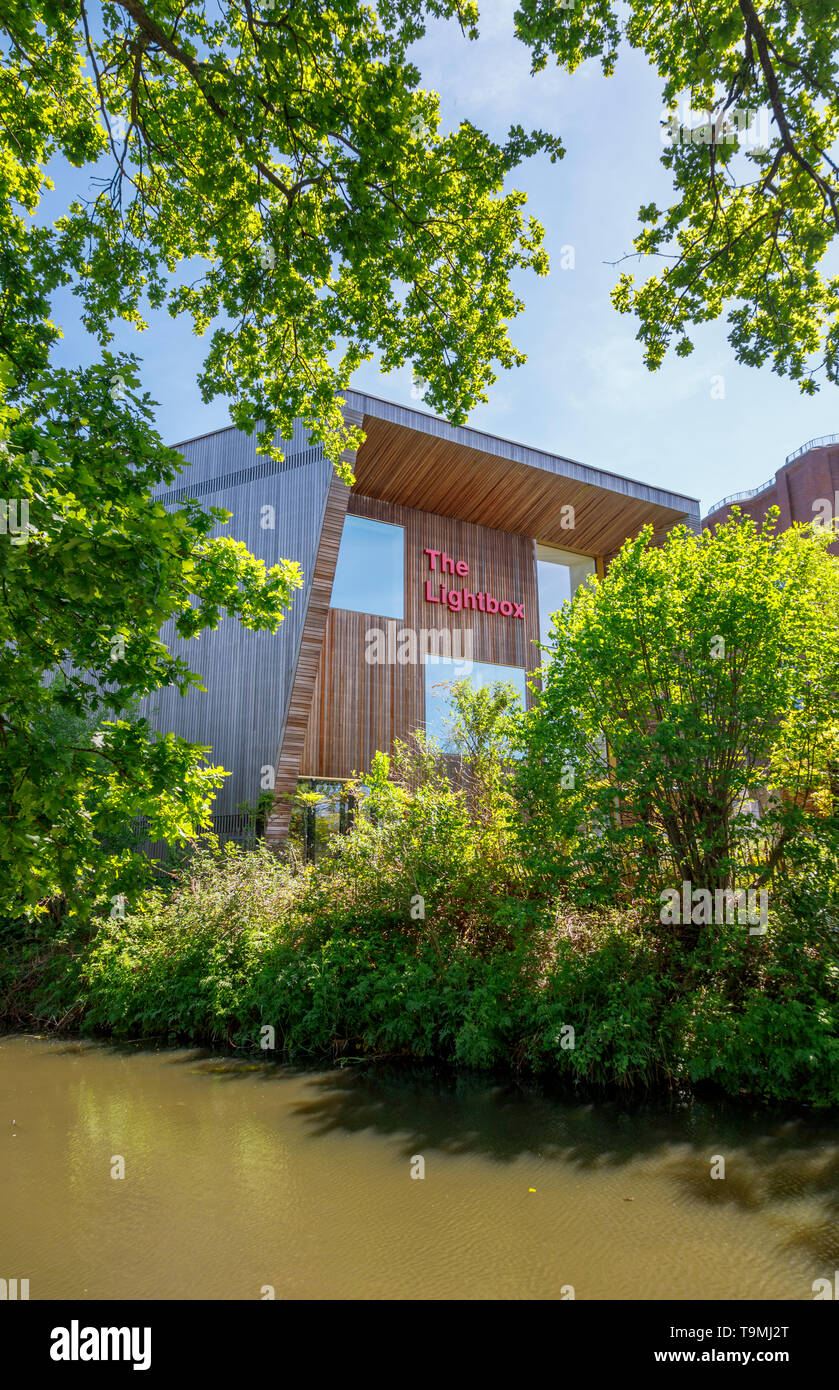 Die Lightbox in Woking Stadtzentrum, eine Galerie, Museum und Ausstellungsraum bürgerliche Annehmlichkeit modernes Gebäude am Ufer der Basingstoke Canal Stockfoto