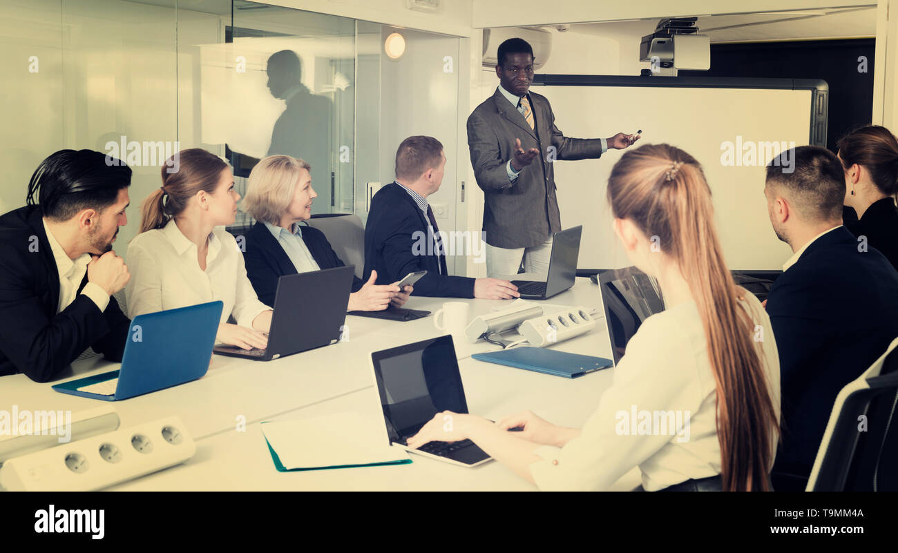 Sprecher männlich, Vortrag über Corporate Business Treffen im Tagungsraum Stockfoto